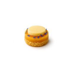 Amuse-bouche d'un mini sablé foie gras à la mangue