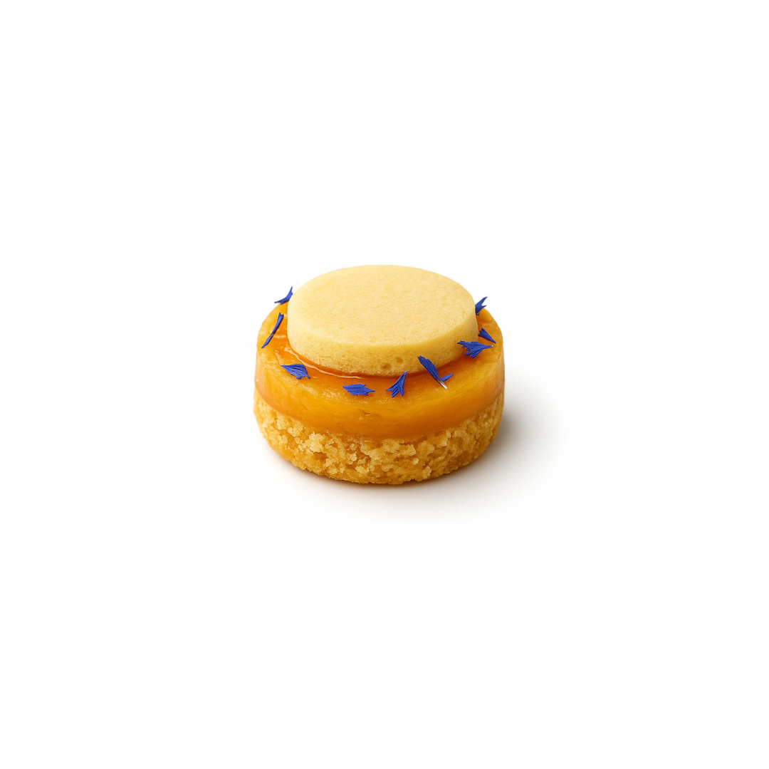 Amuse-bouche d'un mini sablé foie gras à la mangue
